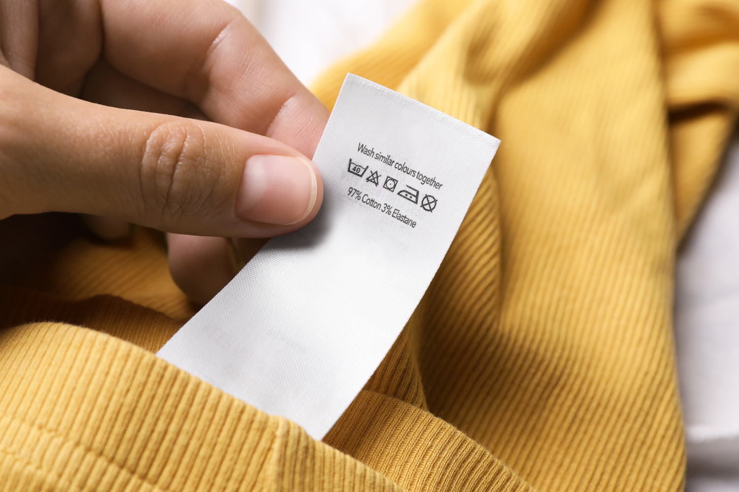 Διαβάστε προσεκτικά την ετικέτα φροντίδας ρούχου/Φωτογραφία: Shutterstock