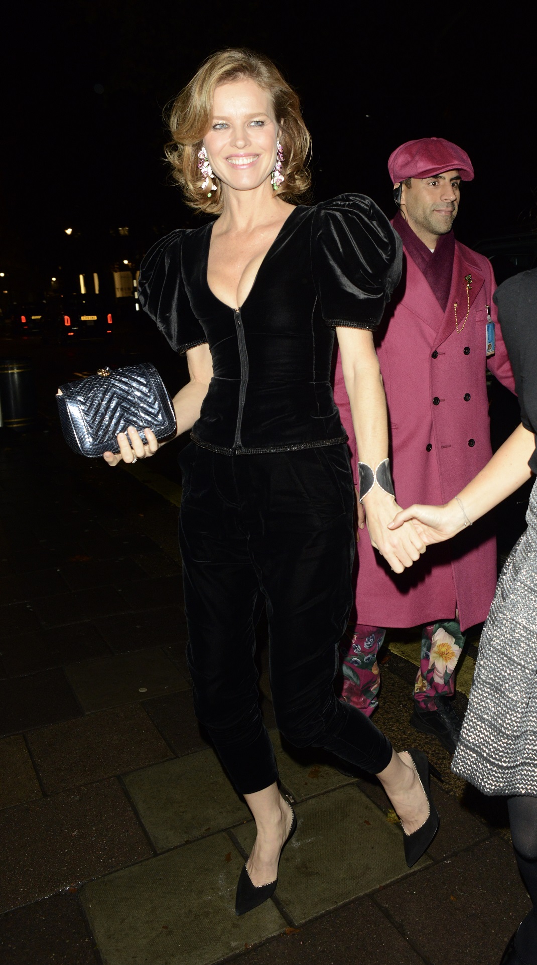 Η Εύα Χερτζίγκοβα με βελούδινο παντελόνι και βελούδινη μπλούζα και μαύρες γόβες