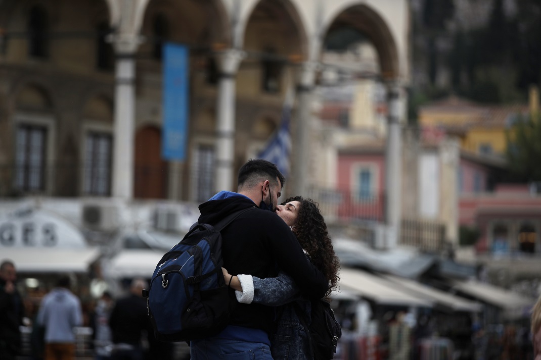 ζευγάρι ανταλλάσσει φιλί στην Αθήνα του κορωνοϊού