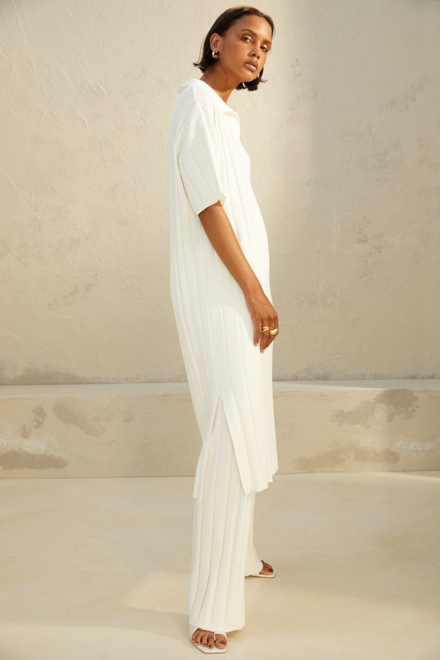 To λευκό φόρεμα από τα H&M που θα το φορέσεις και το φθινόπωρο με παντελόνι