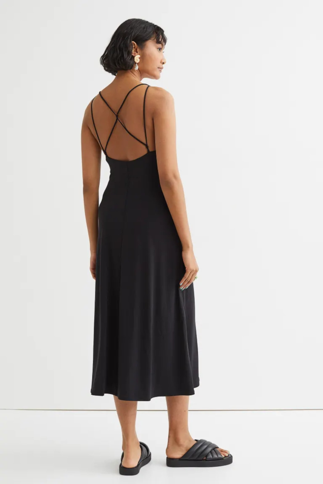 H Tόνια Σωτηροπούλου με μαύρο φόρεμα από τα H&M -Σε στιλ κομπινεζόν, πολύ φινετσάτο