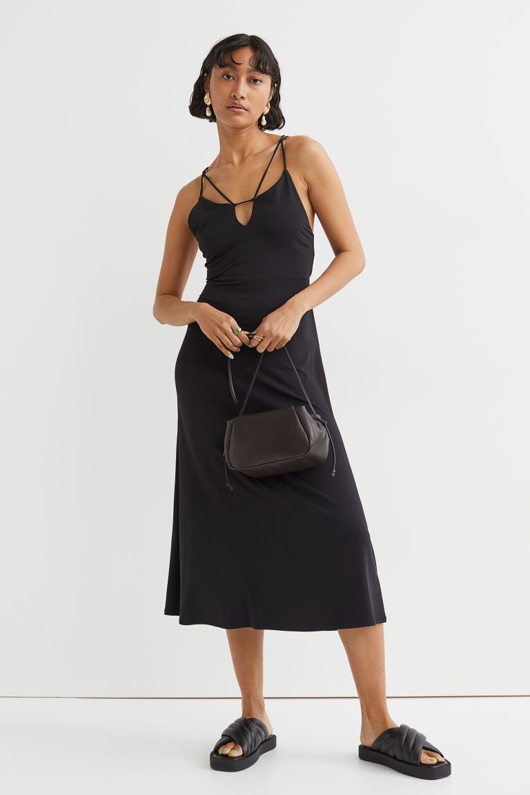 H Tόνια Σωτηροπούλου με μαύρο φόρεμα από τα H&M -Σε στιλ κομπινεζόν, πολύ φινετσάτο