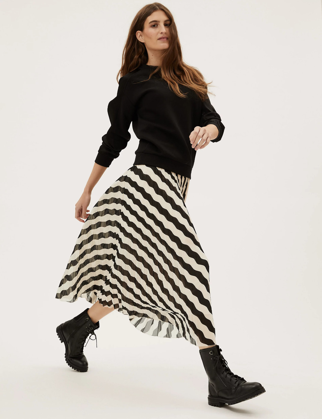 Η Ελένη Μενεγάκη με αέρινη μίντι φούστα από τα Marks and Spencer