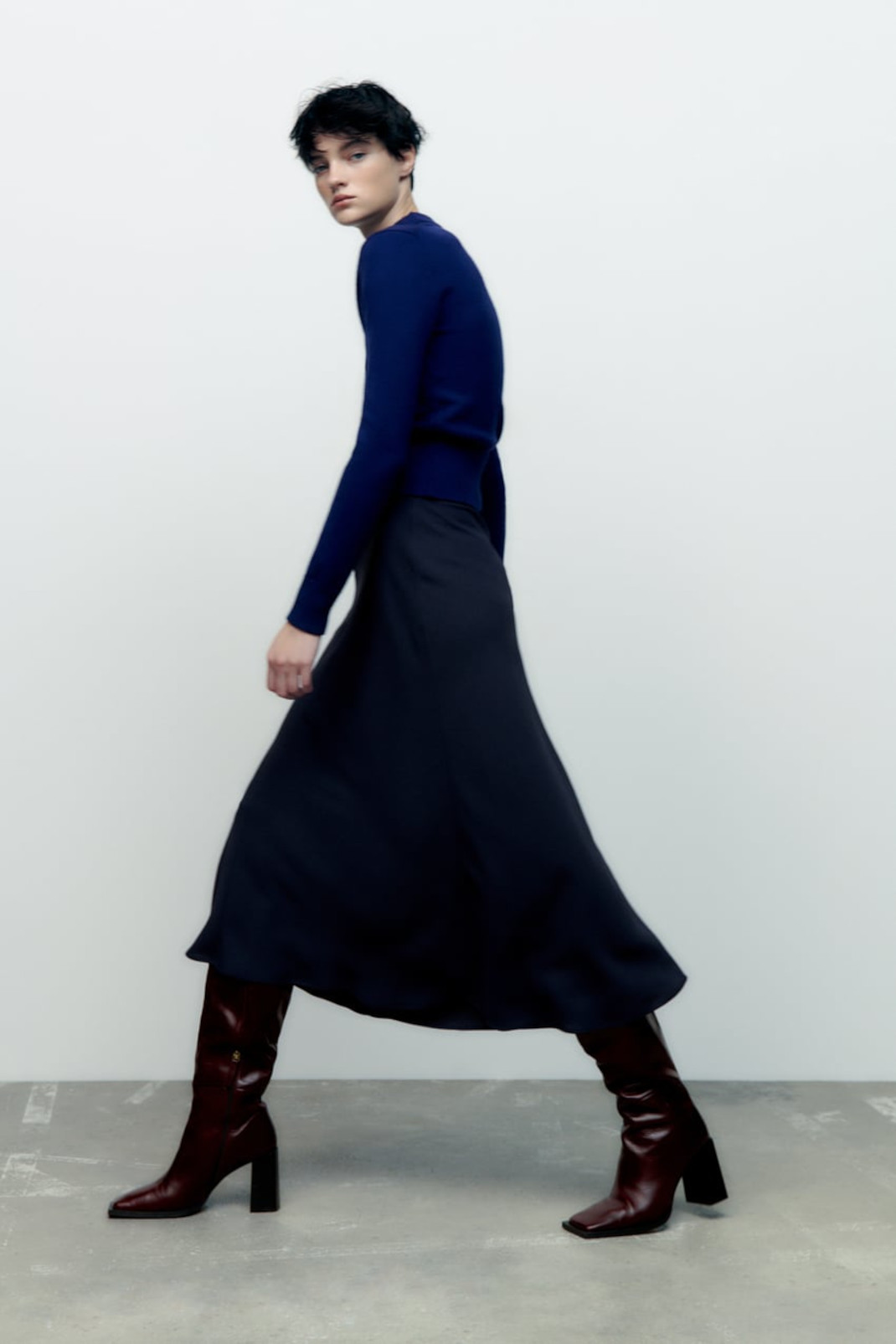 H Ελένη Μενεγάκη με απίθανη φούστα από τα Zara και φλατ μπότες 