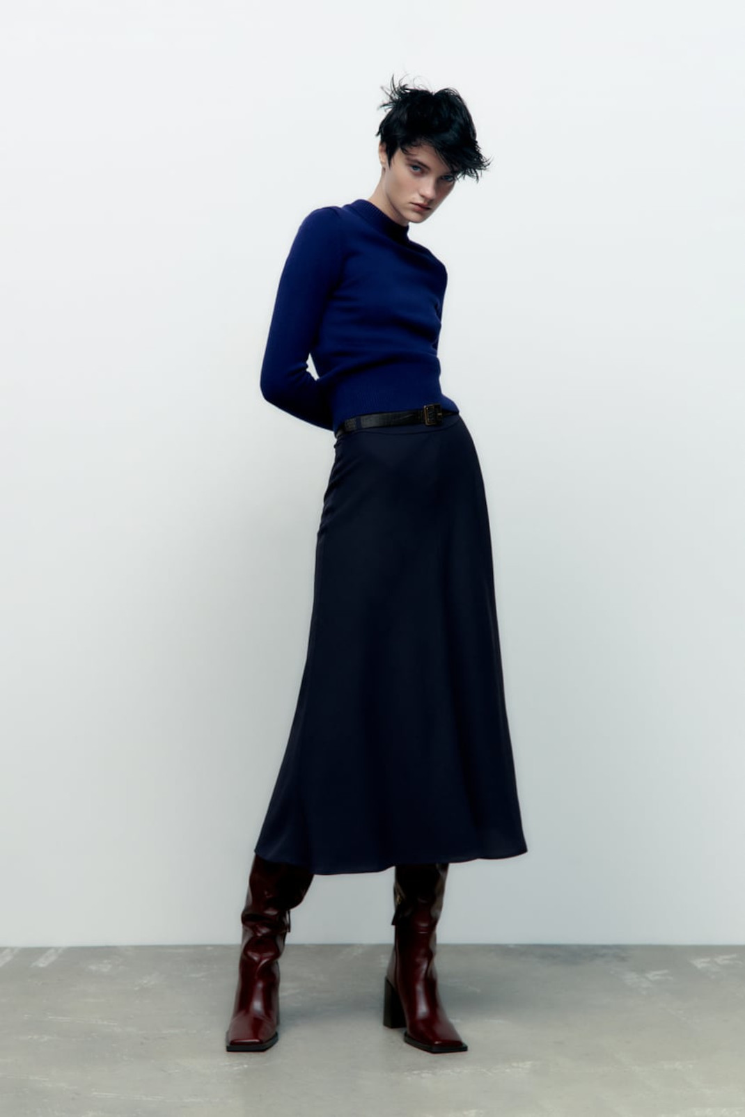 H Ελένη Μενεγάκη με απίθανη φούστα από τα Zara και φλατ μπότες 