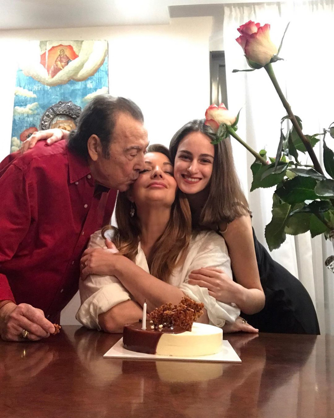 Γενέθλια εν μέσω καραντίνας» -Η Αντζελα Γκερέκου στην αγκαλιά του ...