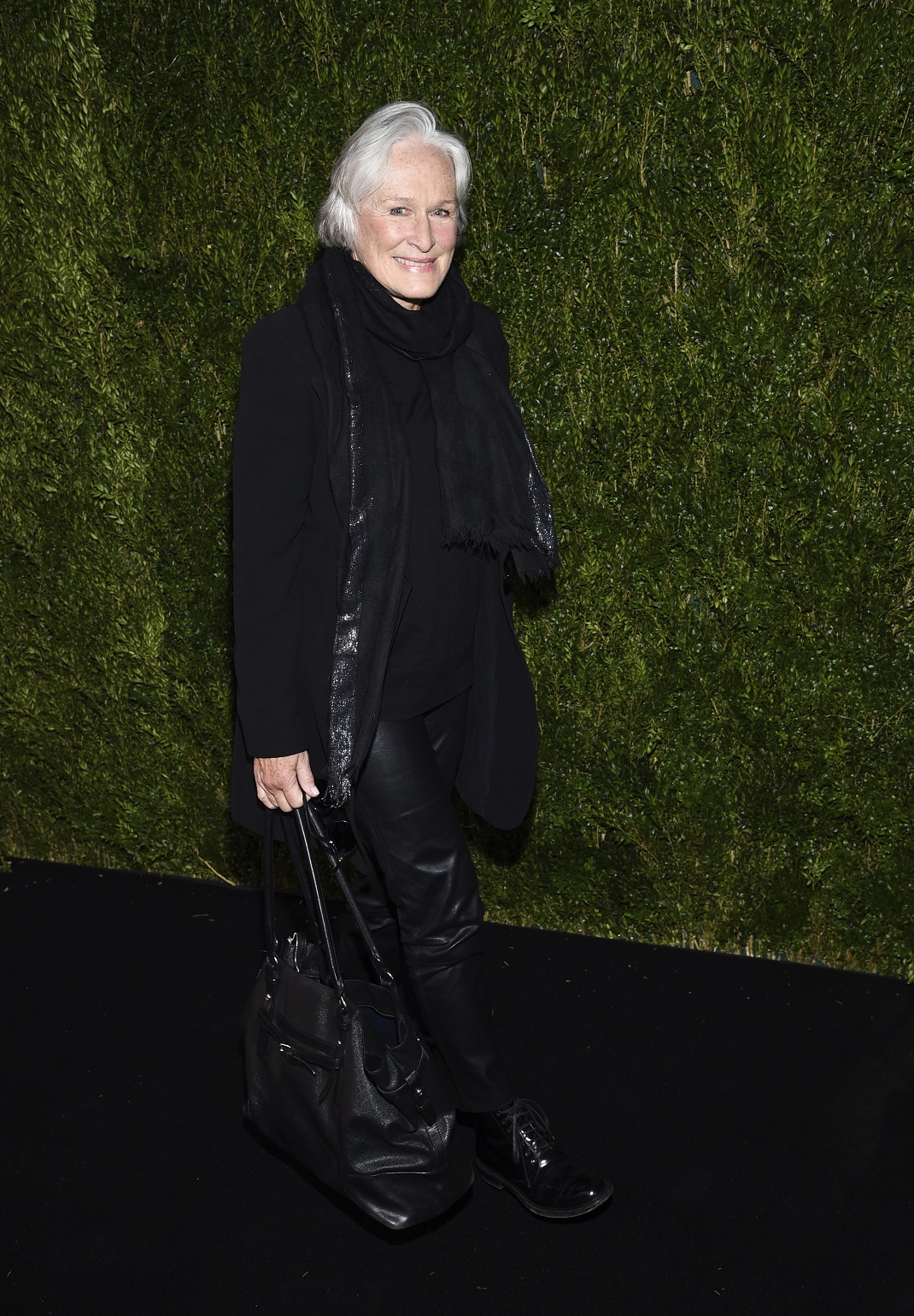 Η Γκλεν Κλόουζ σε εμφάνισή της με μαύρο σύνολο και μαύρη τσάντα
