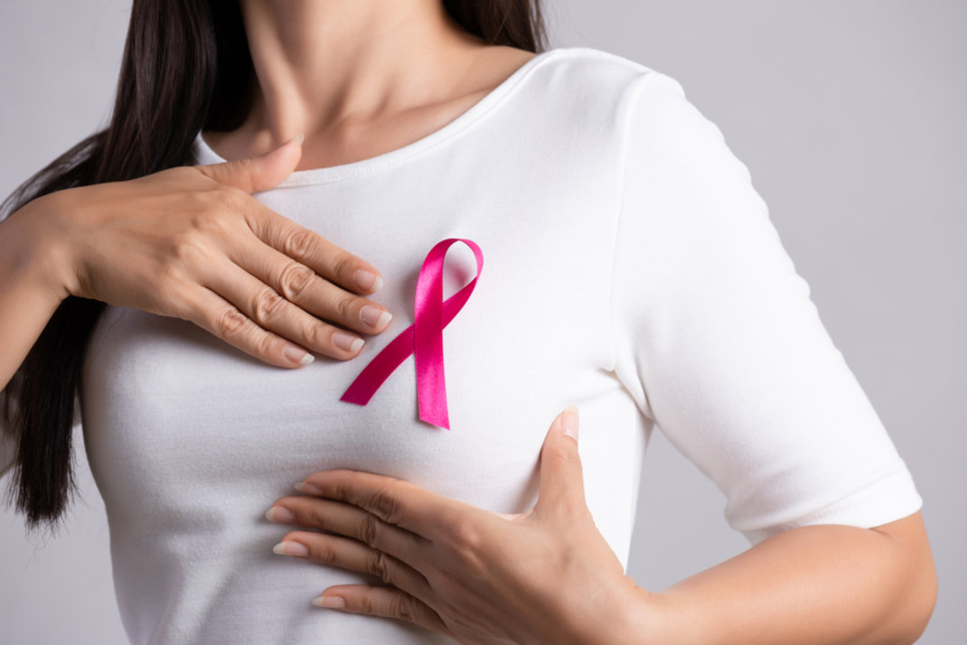 Γυναίκα με ροζ κορδέλα κατά του καρκίνου του μαστού