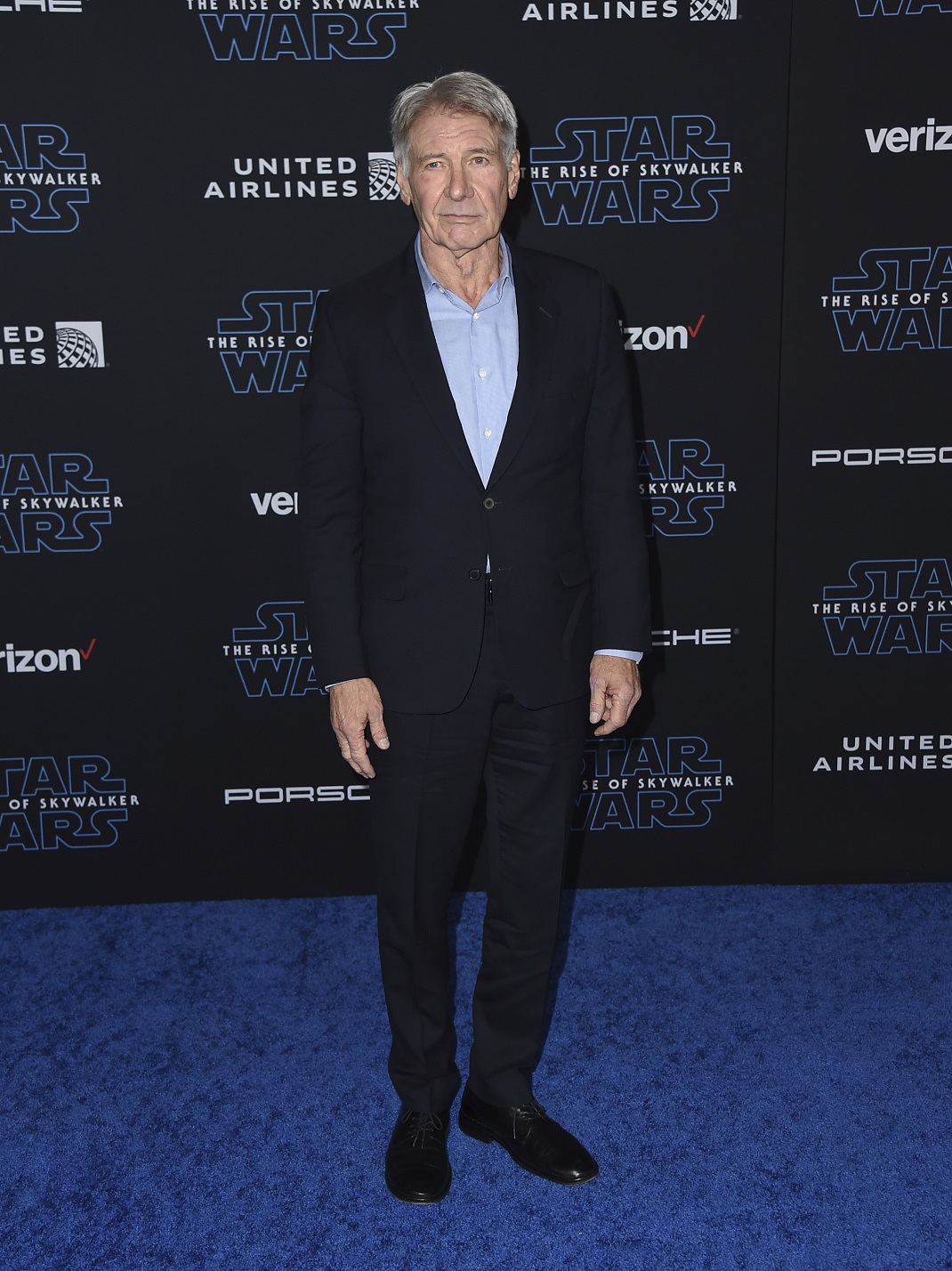Ο Χάρισον Φορντ με μπλε κοστούμι στην πρεμιέρα του Star Wars