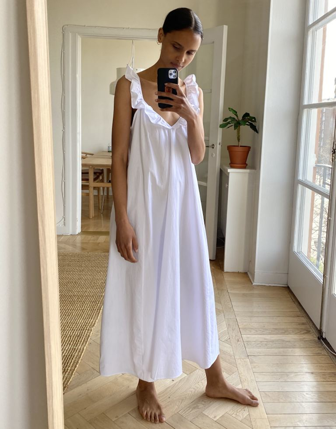 μοντέλο με λευκό φόρεμα