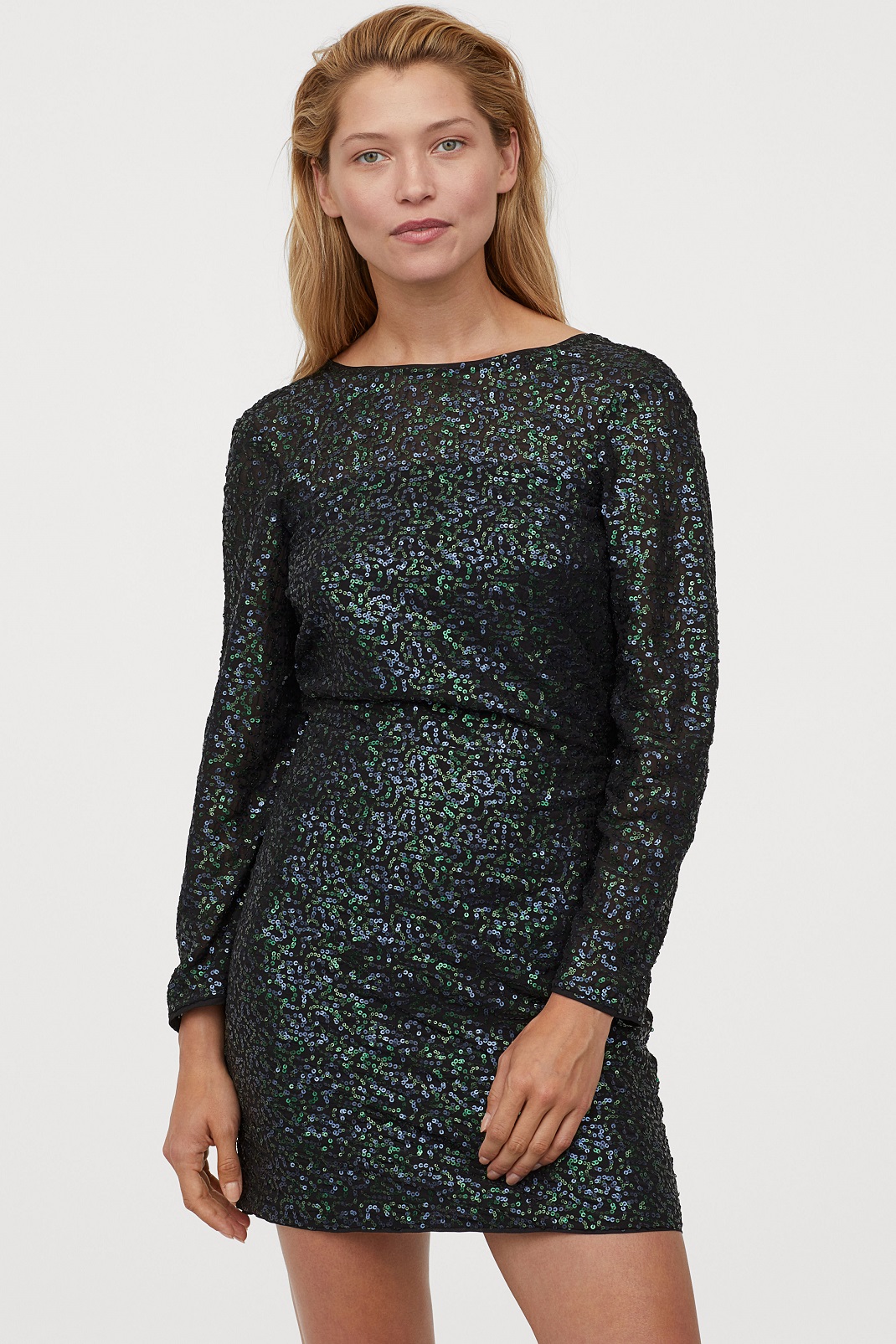 Γυναίκα φορά πράσινο φόρεμα από τα H&M