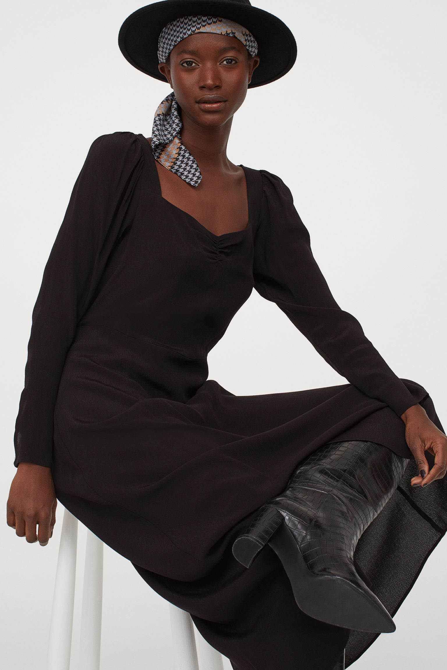 γυναίκα φορά μαύρο φόρεμα από H&M
