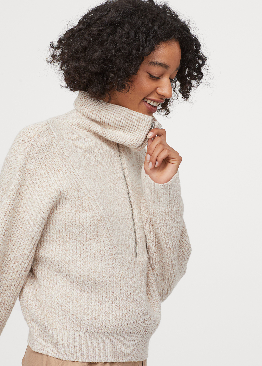 γυναίκα φορά μάλλινο πουλόβερ με φερμουάρ