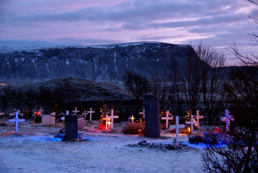 φωτισμένα νεκροταφεία της Ισλανδίας
