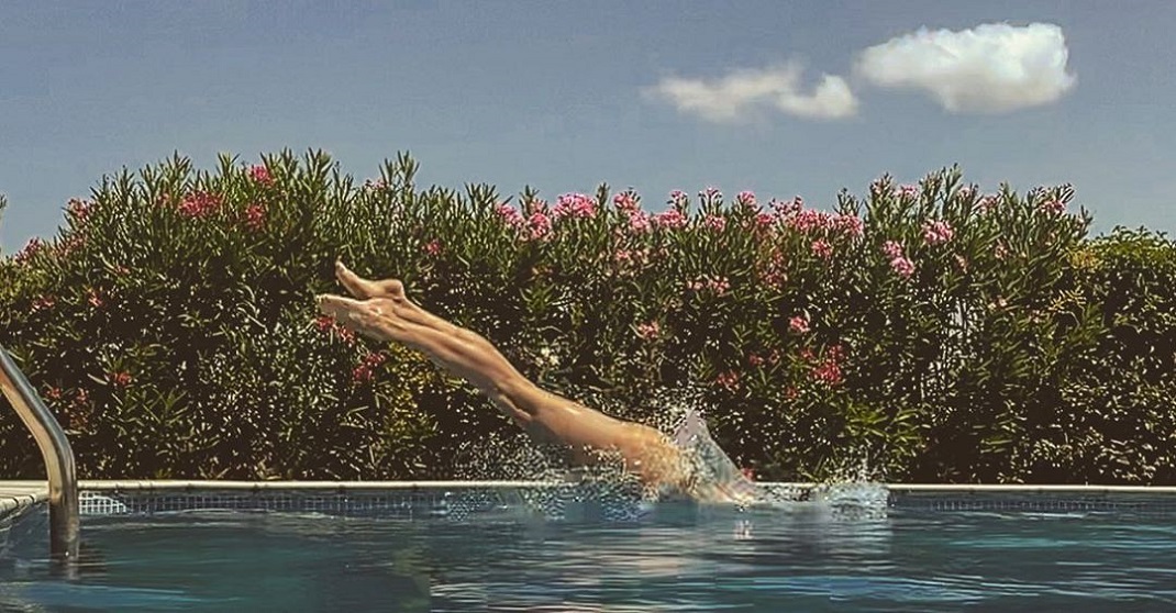 Η Ιωάννα Τριανταφυλλίδου με μπικίνι βουτά σε πισίνα