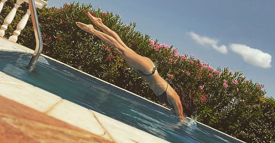 Η Ιωάννα Τριανταφυλλίδου με μπικίνι βουτά σε πισίνα