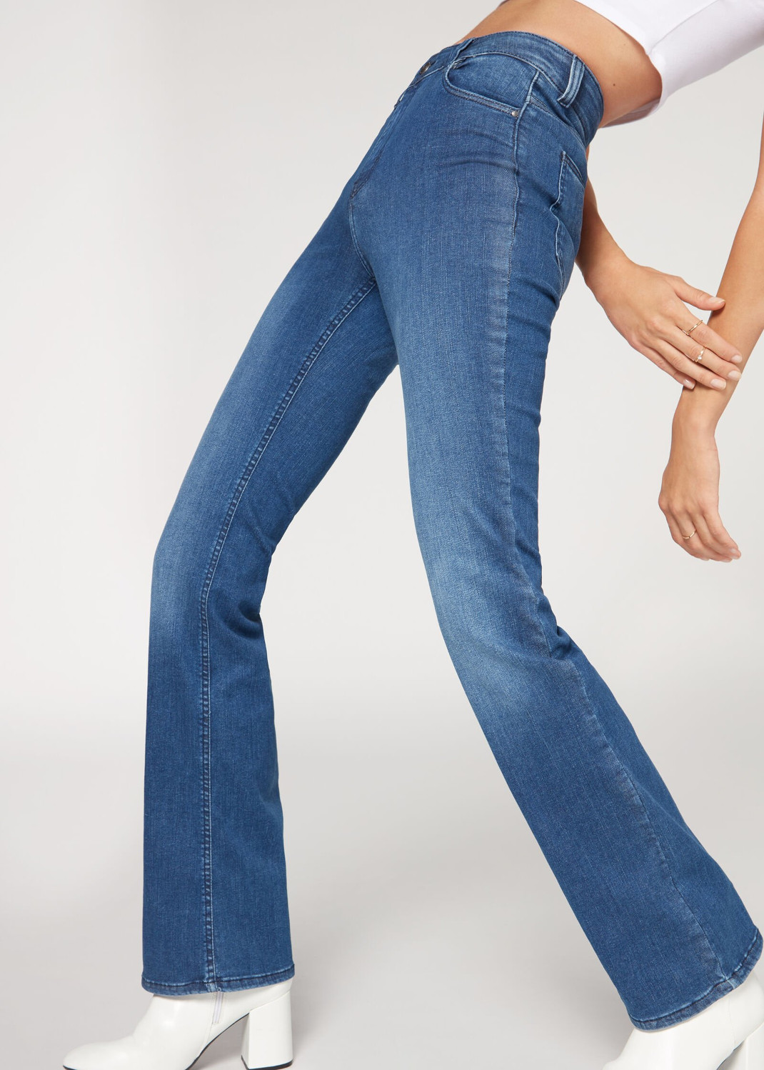Casual chic: Η Τόνια Σωτηροπούλου με skinny jean από τα Calzedonia, λευκό T-shirt και loafers