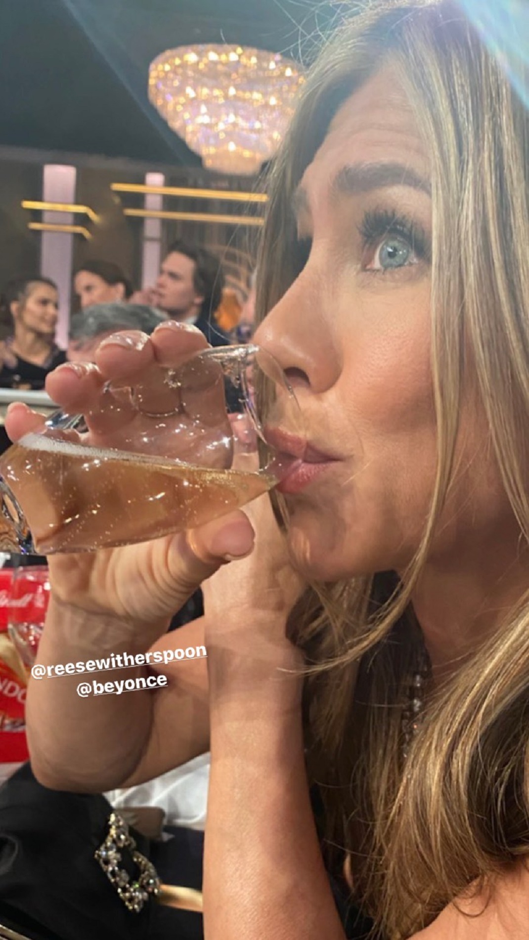 Η Τζένιφερ Άνιστον πίνει σαμπάνια στις Χρυσές Σφαίρες