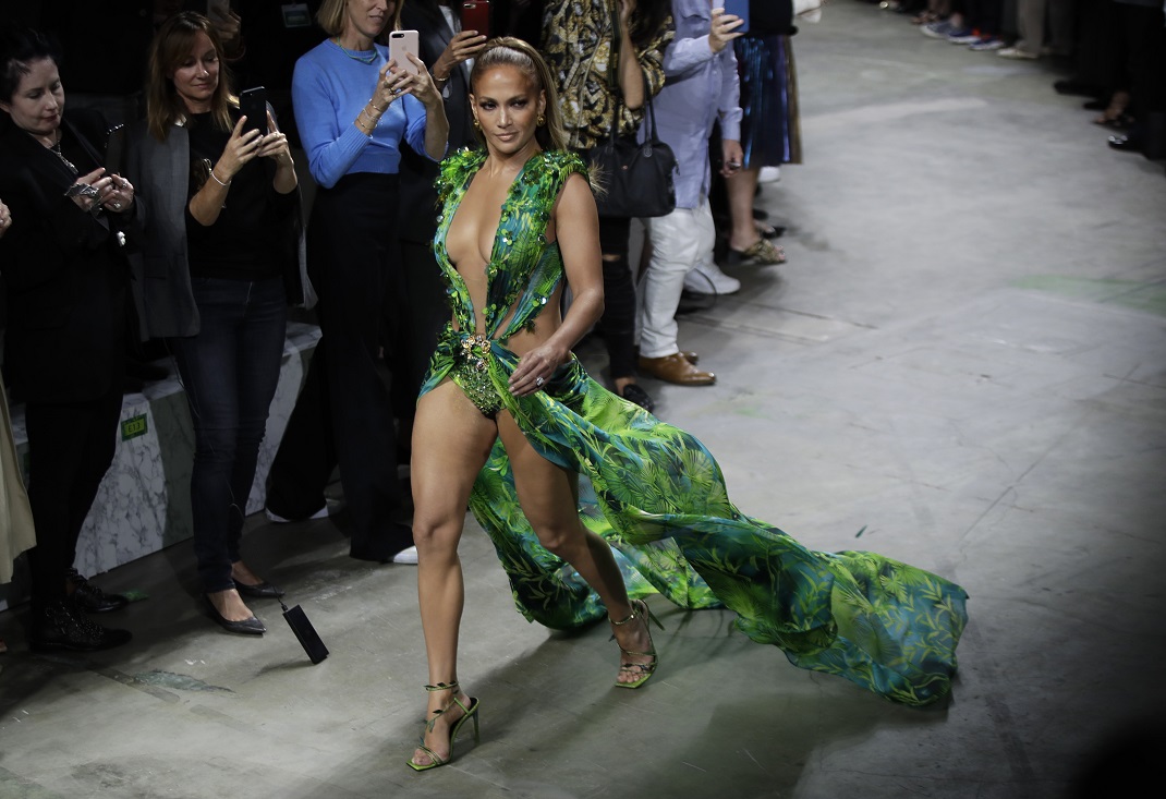 Η Τζένιφερ Λόπεζ περπατά στην πασαρέλα του οίκου Versace με το viral φόρεμα