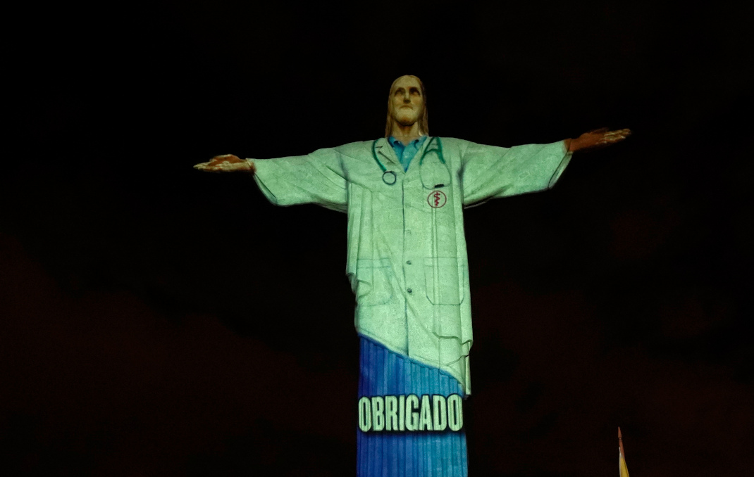 Το ευχαριστήριο μήνυμα στους γιατρούς πάνω στο άγαλμα του Ιησού στο Ρίο