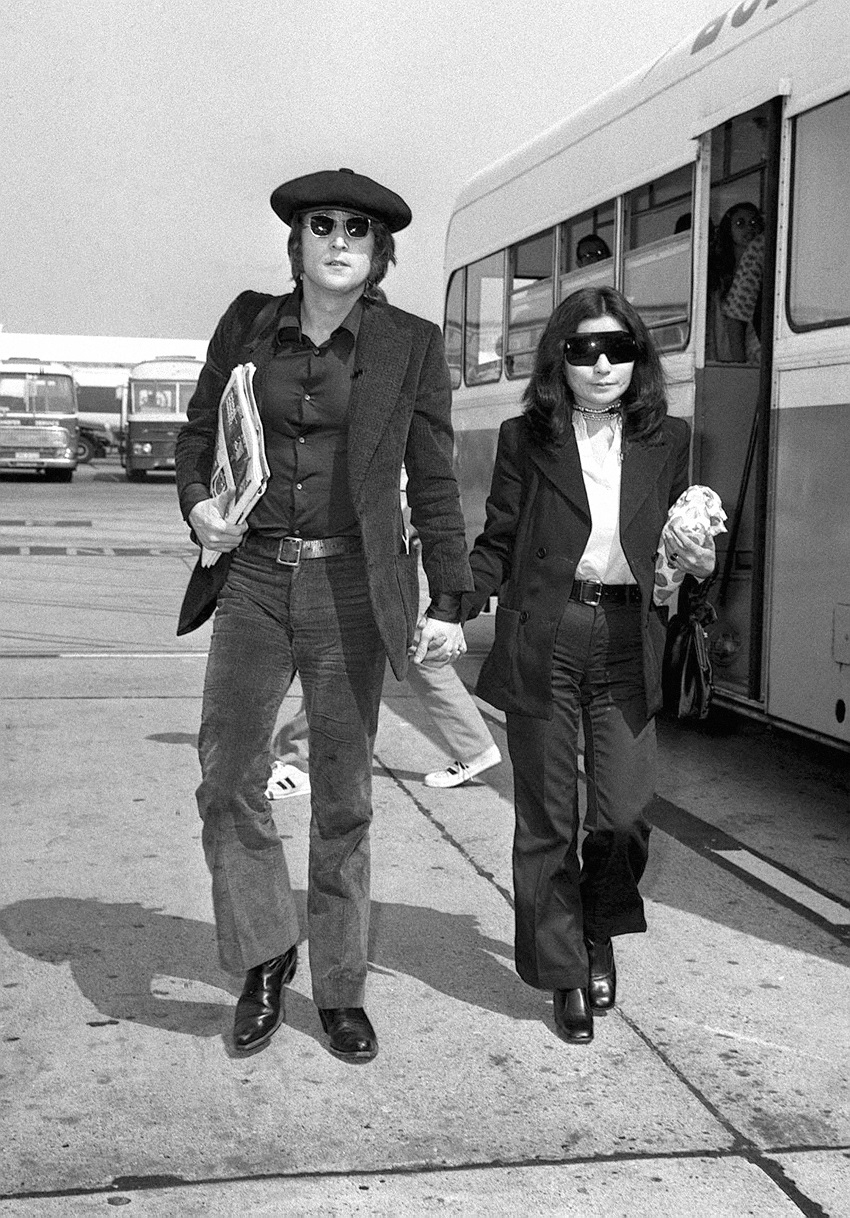 John Lennon και Yoko Ono στο αεδρόμιο του Heathrow