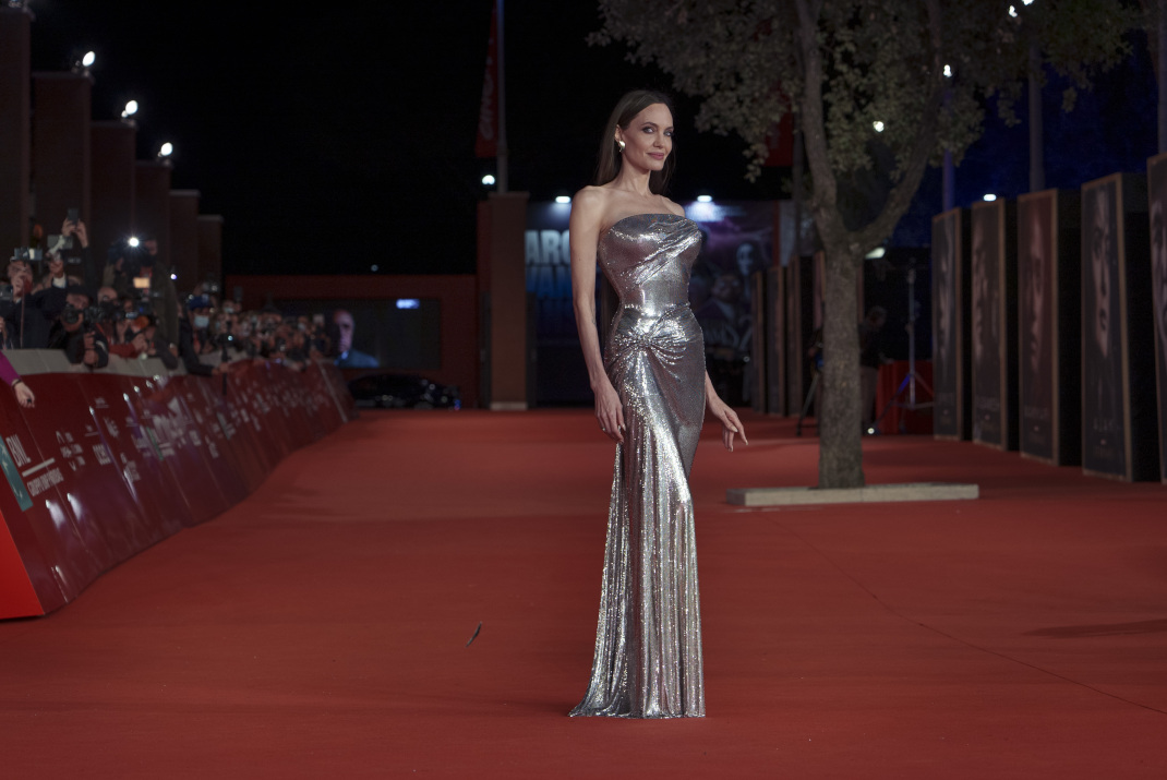 Αντζελίνα Τζολί: Εκθαμβωτική στο κόκκινο χαλί με φόρεμα Versace