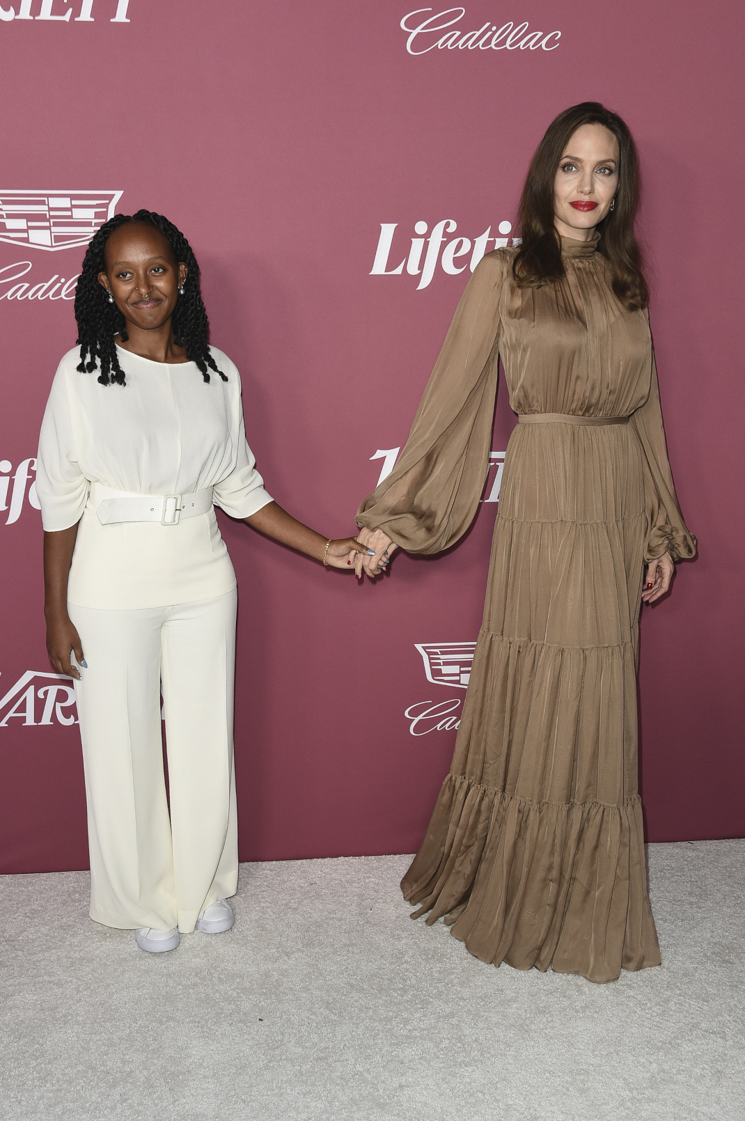 H Αντζελίνα Τζολί με την 16χρονη κόρη της, Ζαχάρα στο κόκκινο χαλί 
