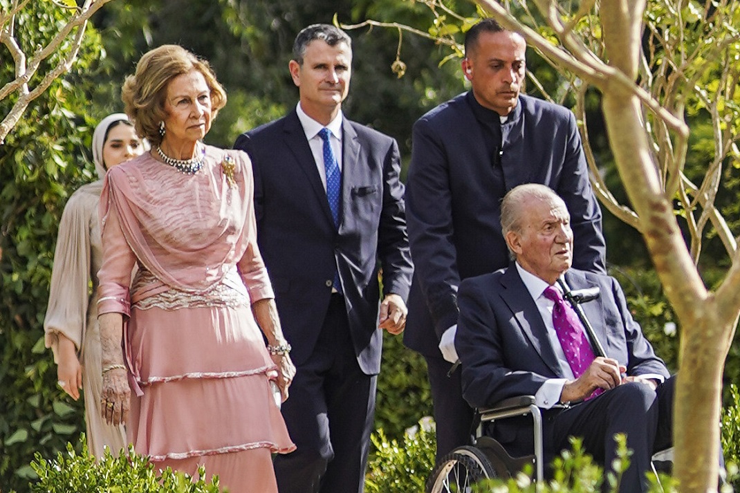 Η επίτιμη βασίλισσα της Ισπανίας Σοφία με κομψό ροζ φόρεμα