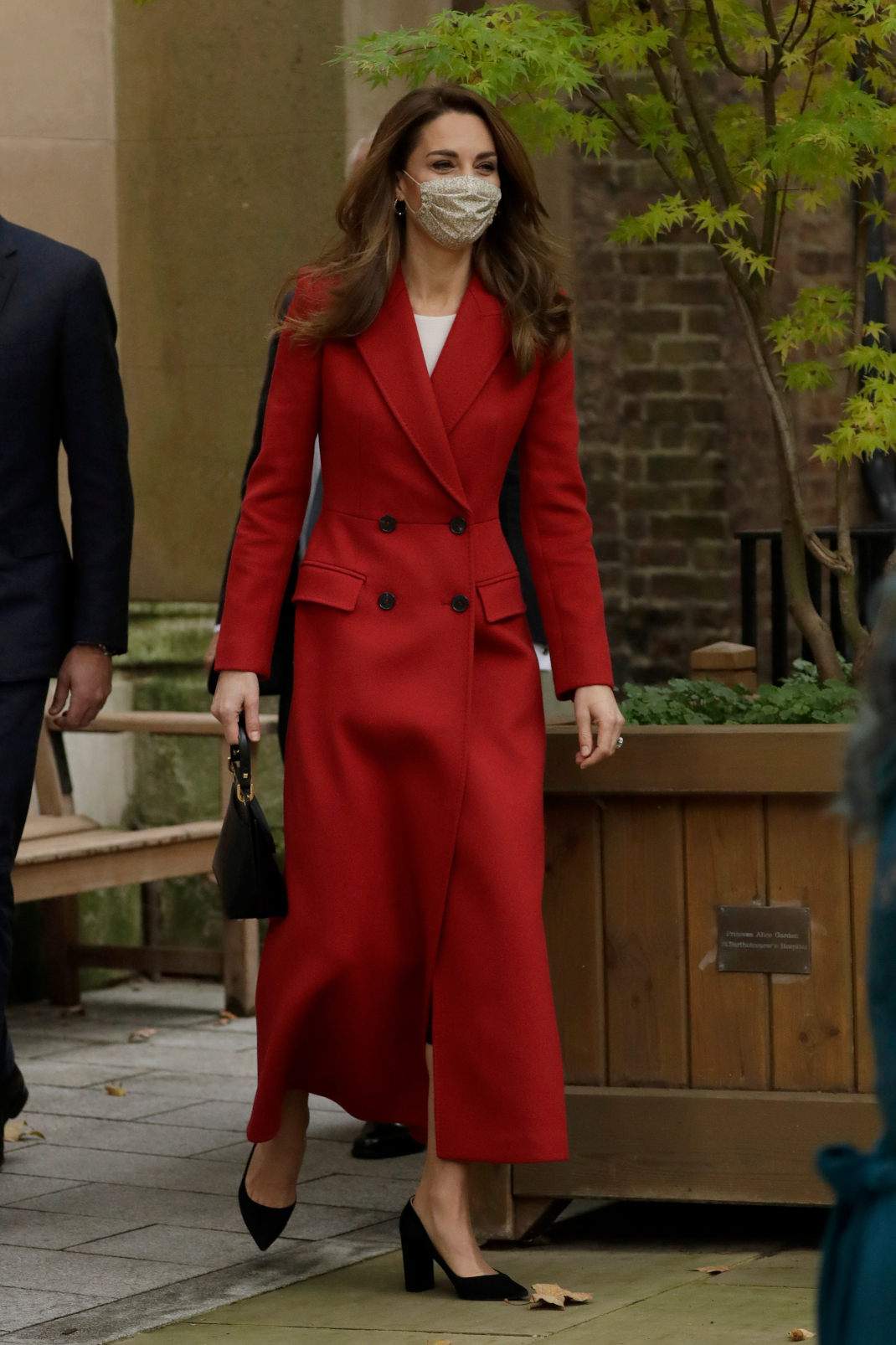 Η Κέιτ Μίντλετον έκανε μια cozy & stylish εμφάνιση -Με κατακόκκινο παλτό Alexander McQueen και νέο it bag | BOVARY