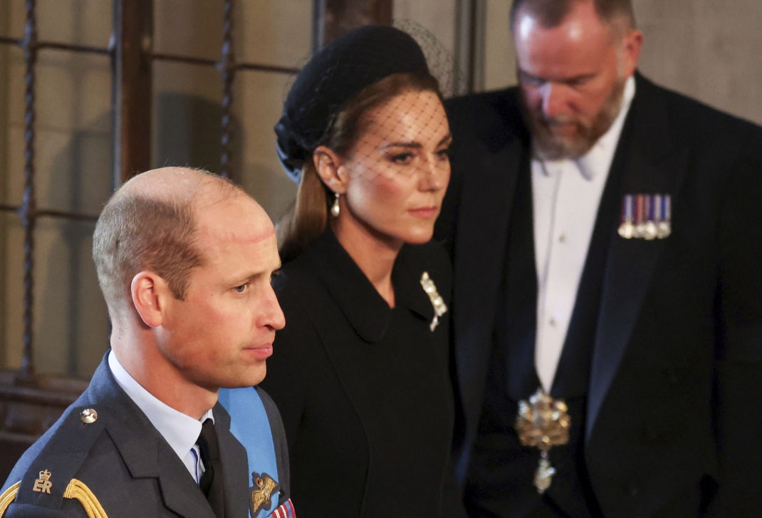 Η Κέιτ Μίντλετον με τα σκουλαρίκια της Νταϊάνα στην πομπή της βασίλισσας Ελισάβετ