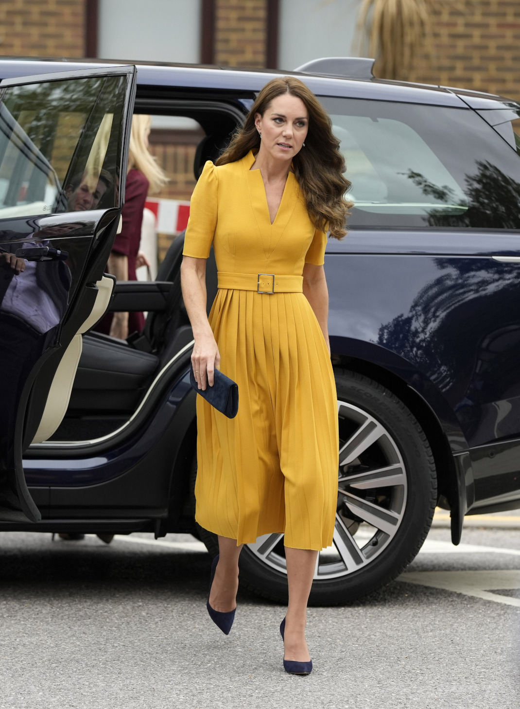 Royal chic: Η Κέιτ Μίντλετον με κομψό Karen Millen φόρεμα σε μουσταρδί χρώμα
