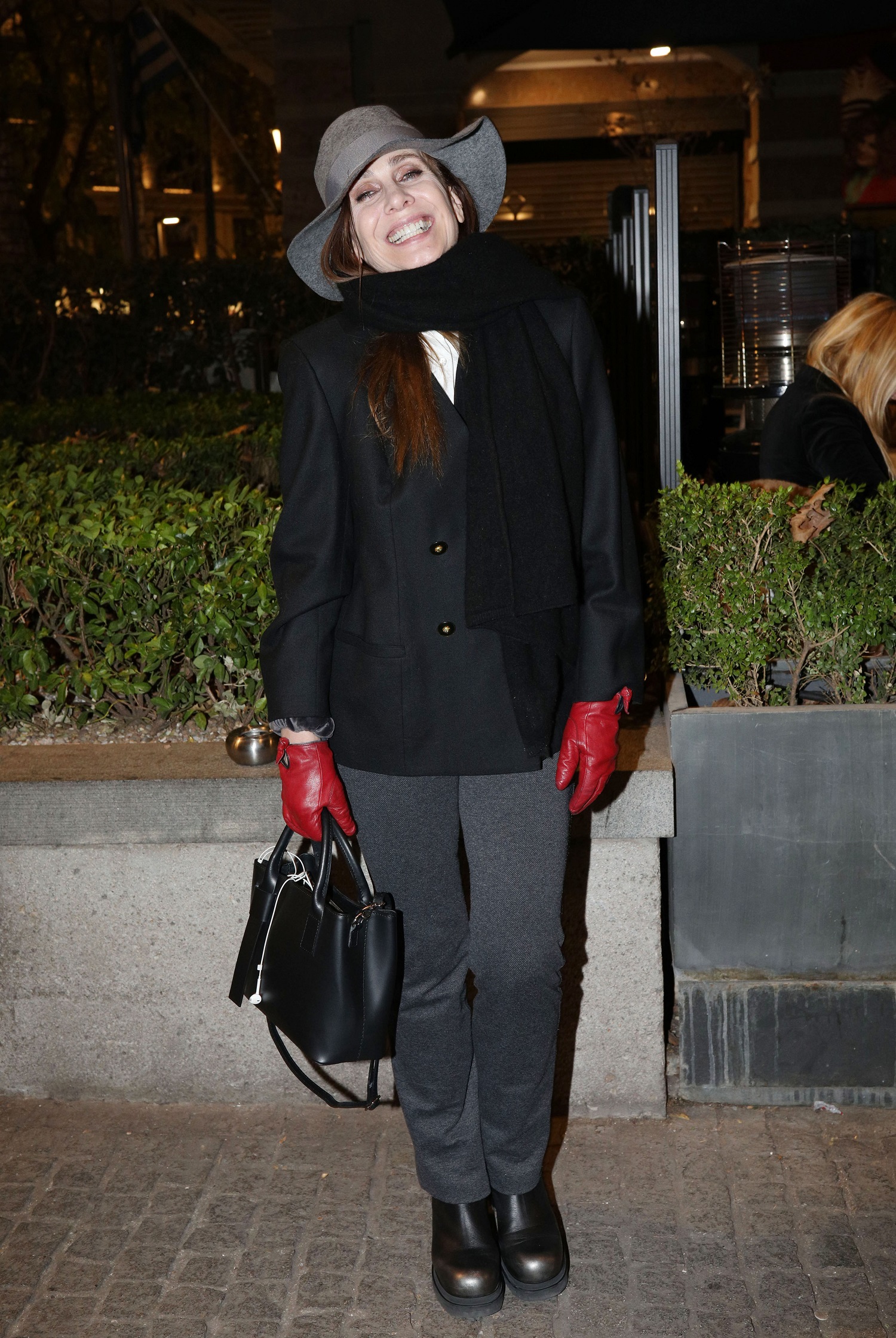 Η Κατερίνα Διδασκάλου με κόκκινα δερμάτινα γάντια και καπέλο