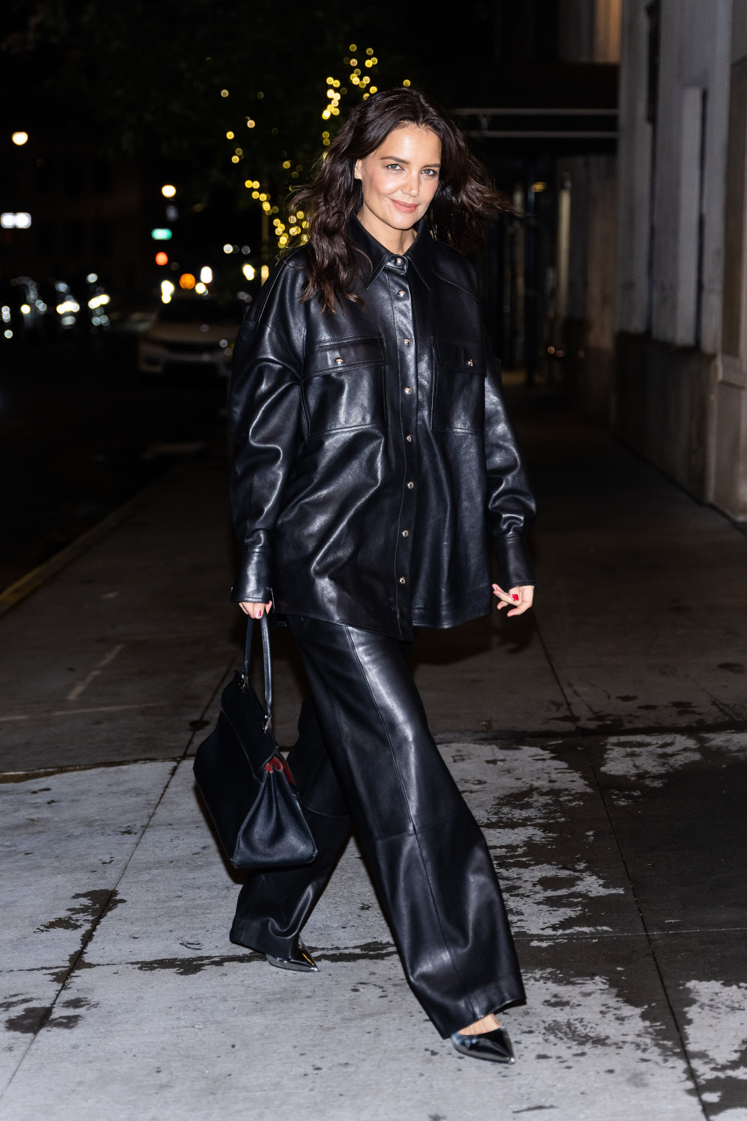 H Κέιτι Χολμς με total black look -Το δερμάτινο outfit που φόρεσε με τον πιo fashionable τρόπο 