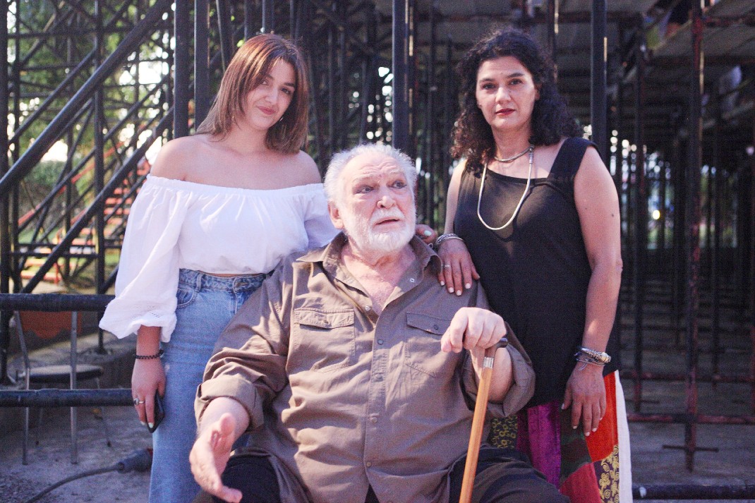 Ο Κώστας Καζάκος με την σύζυγο του και την κόρη τους, Ηλέκτρα