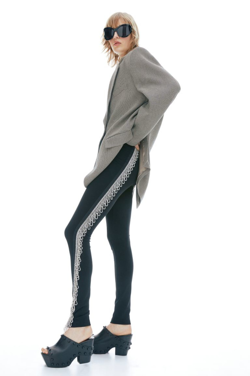 Η Έβελυν Καζαντζόγλου με total outfit από τα H&M -To ιδιαίτερο πουλόβερ που θα αναβαθμίσει τα looks σας