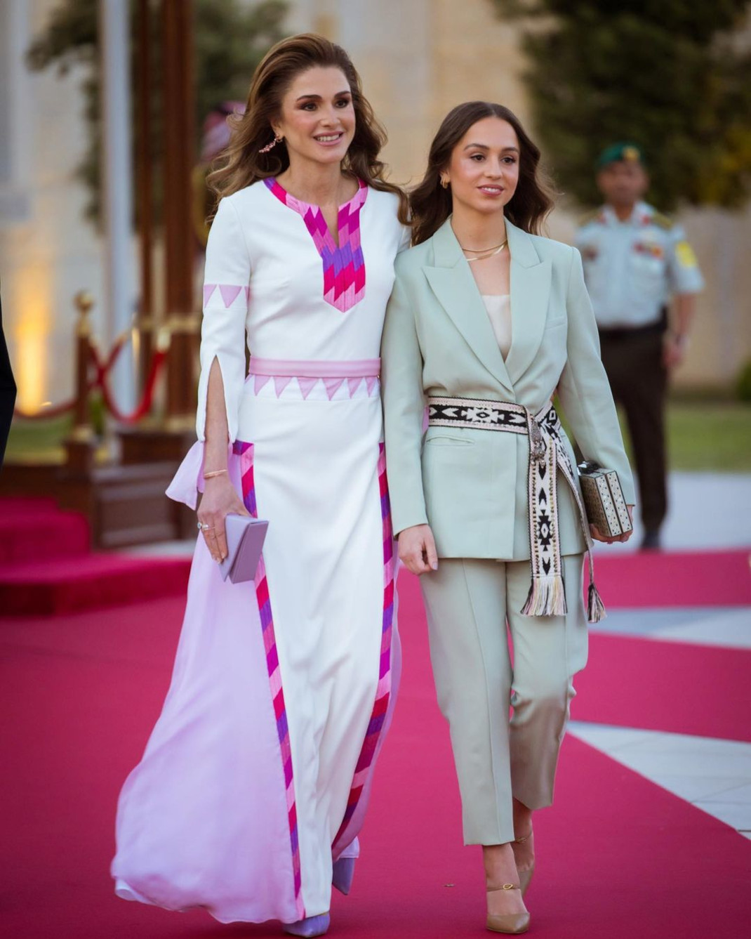 Η βασίλισσα Ράνια με την 25χρονη κόρη της, Ιμάν - Στην 76η επέτειο για την Ημέρα Ανεξαρτησίας της Ιορδανίας