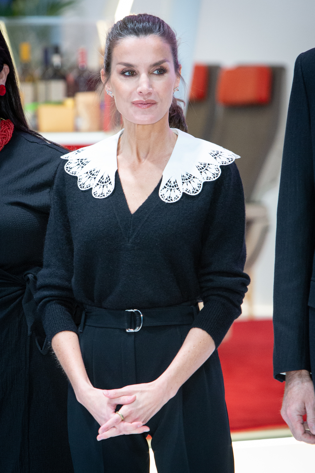 H βασίλισσα Λετίθια της Ισπανίας με ψηλόμεσο παντελόνι και φλατ δερμάτινες μπότες 
