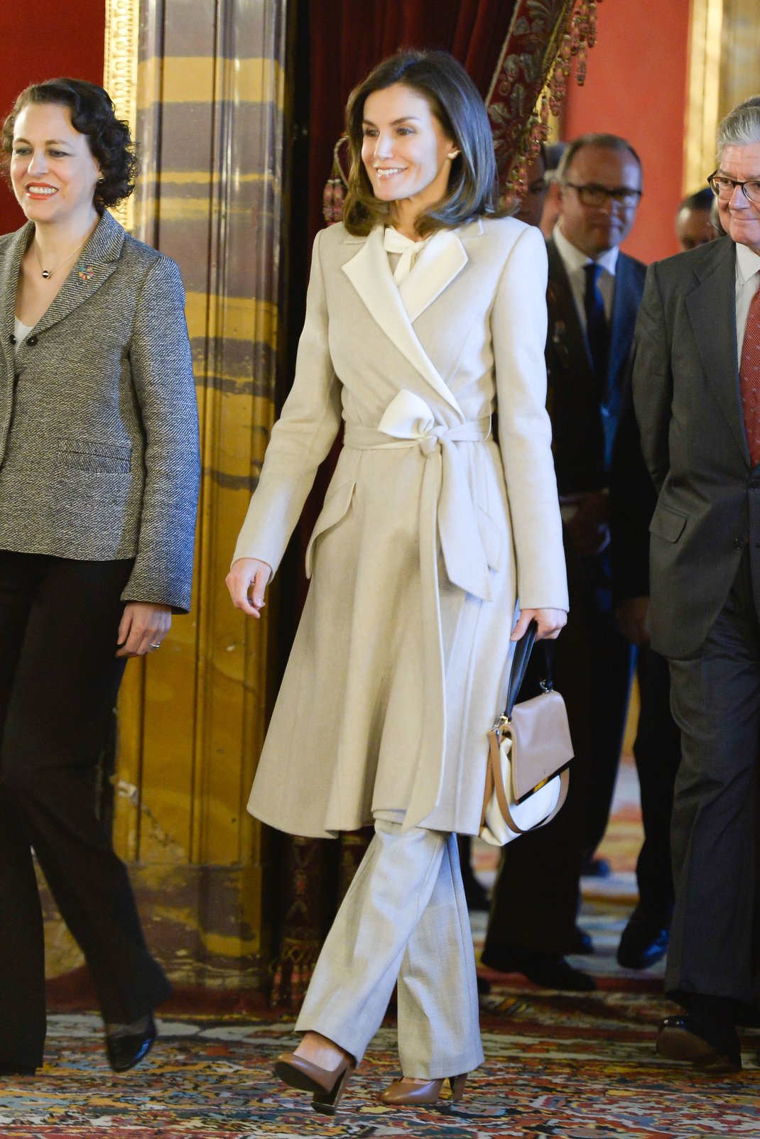 H βασίλισσα Λετίθια περπατά με παλτό