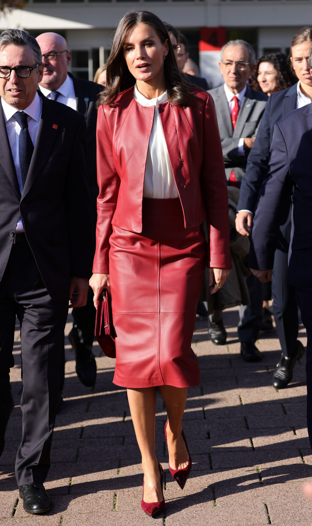 H βασίλισσα Λετίθια απογείωσε το look της με μια δερμάτινη pencil φούστα 