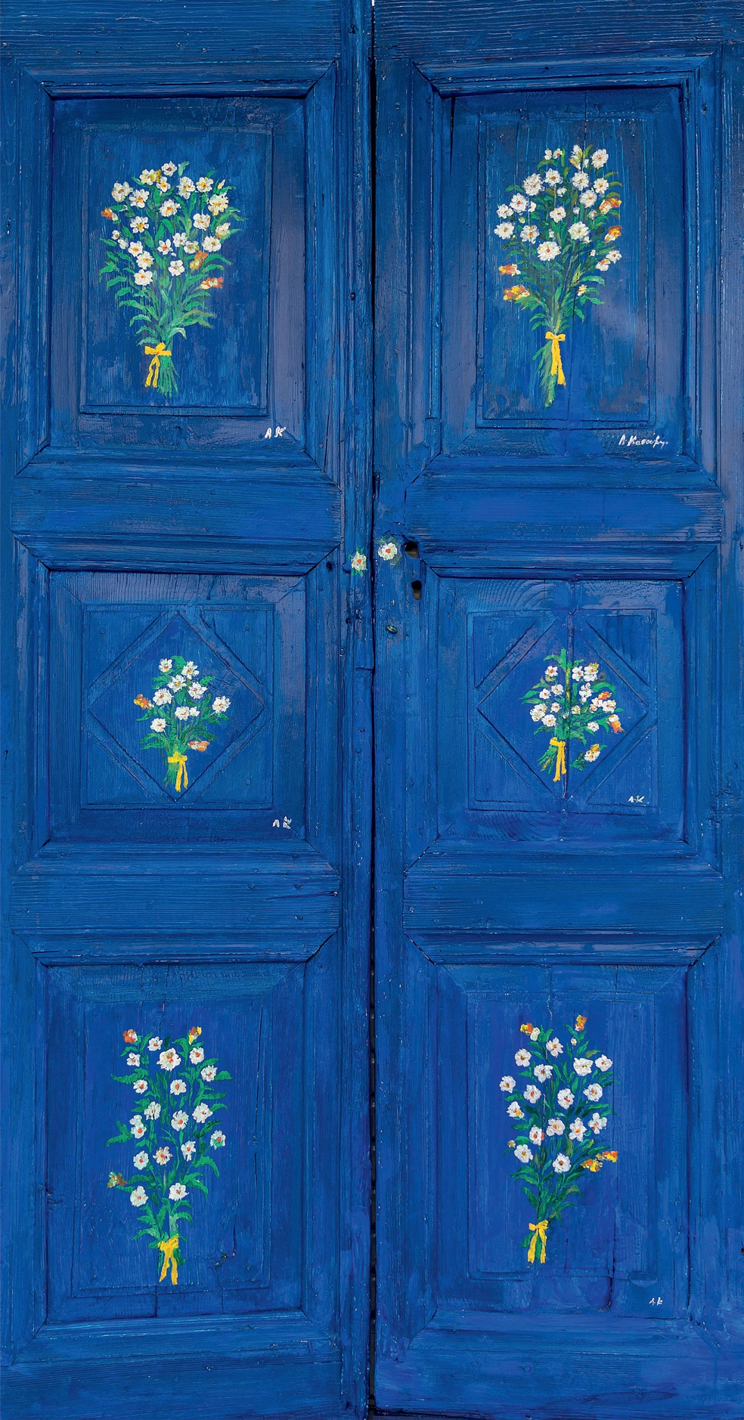 Μπλε πόρτα με λουλούδια