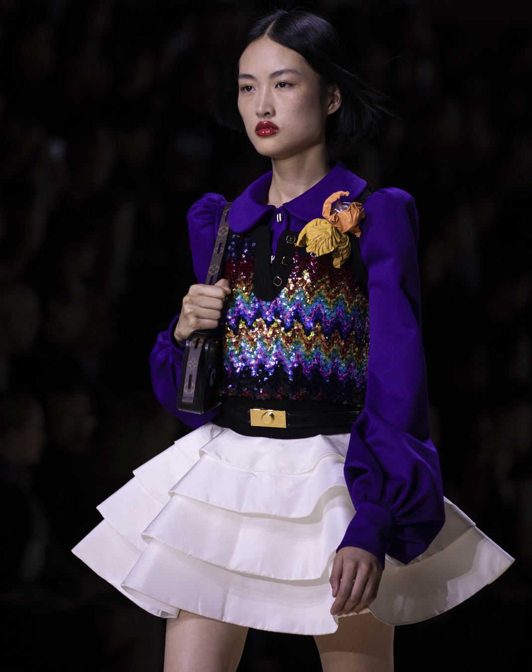 μοντέλο με γιλέκο και φούστα στο σόου της Louis Vuitton