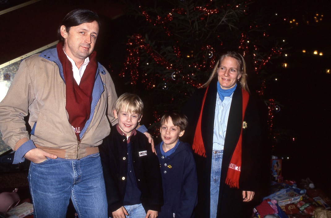 Ο Μακόλεϊ Κάλκιν με τους γονείς του και τον επίσης ηθοποιό αδερφό του, Κίραν