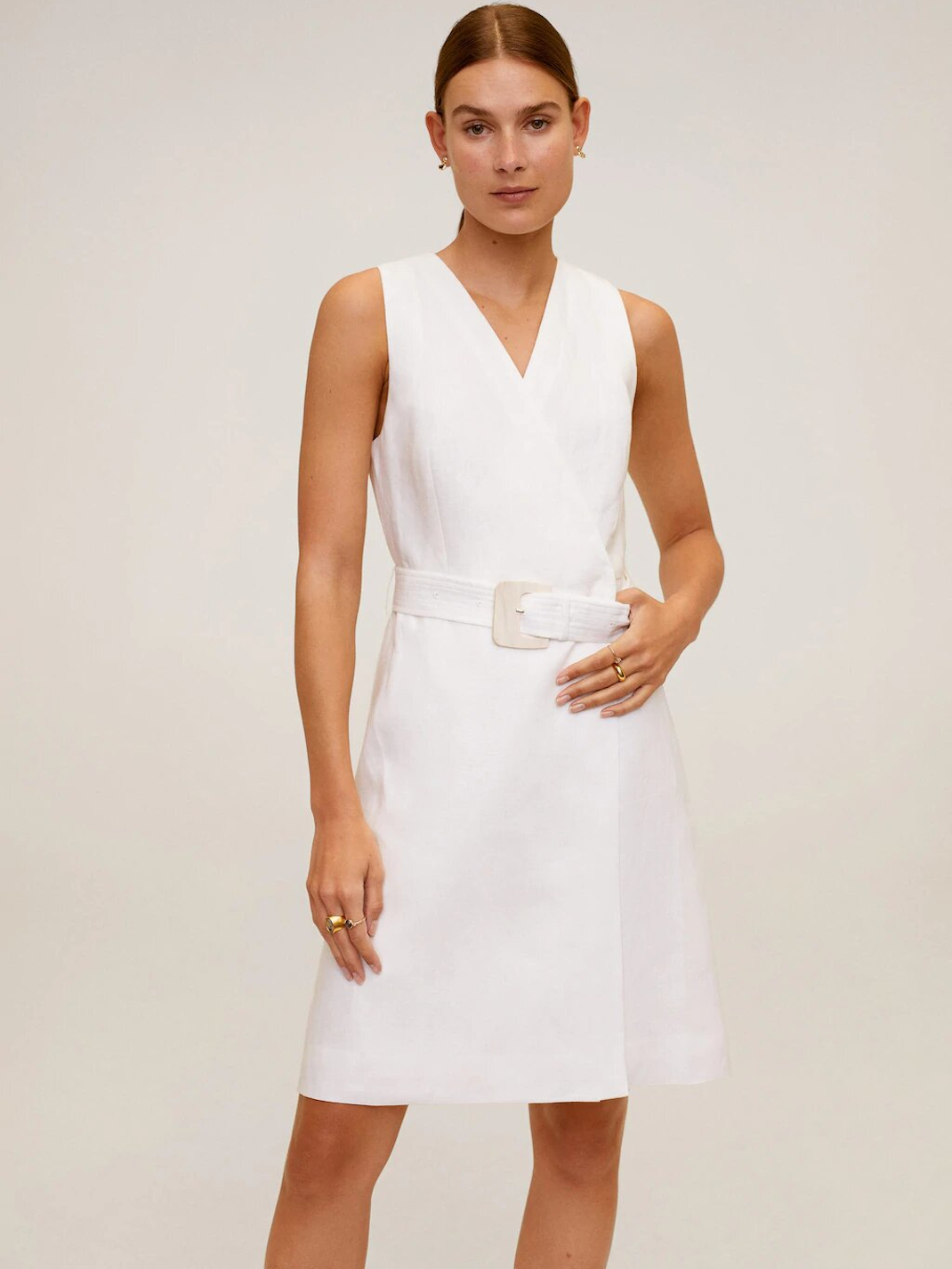 μοντέλο με λευκό φόρεμα
