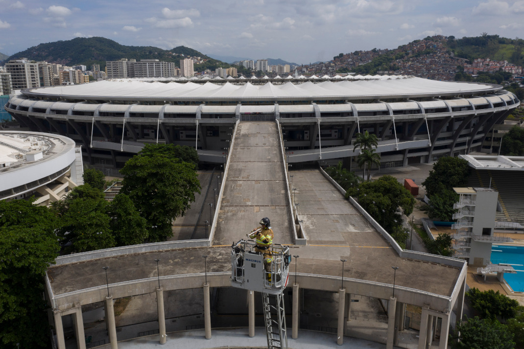 Βραζιλιάνος πυροσβέστης παίζει τρομπέτα μπροστά από το στάδιο Maracana