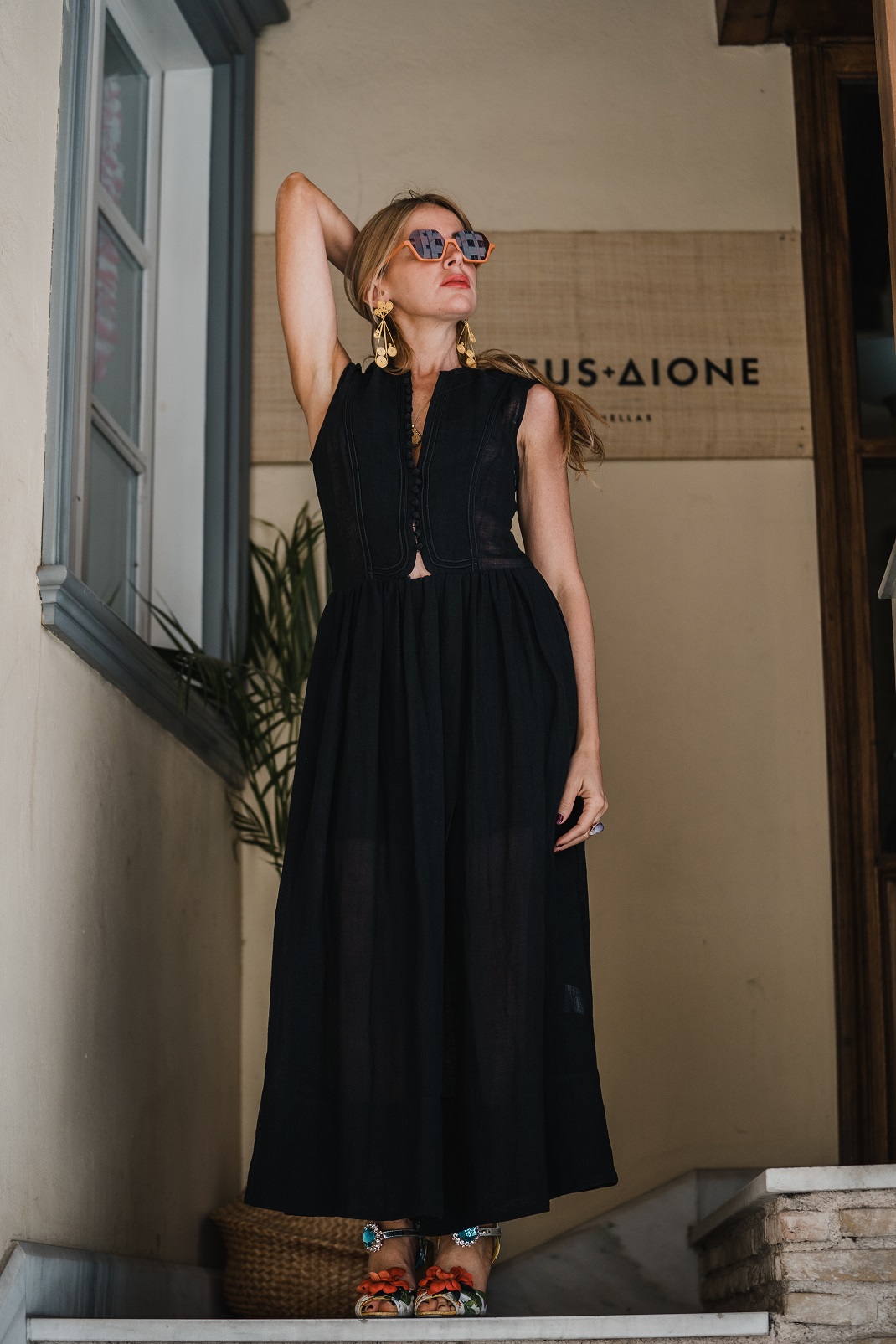 Η Τζούλη Αγοράκη με μαύρο φόρεμα Zeus + Dione