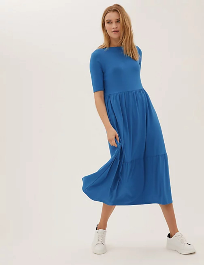 Η Ελένη Μενεγάκη με αέρινο shirt-dress από τα Marks and Spencer 