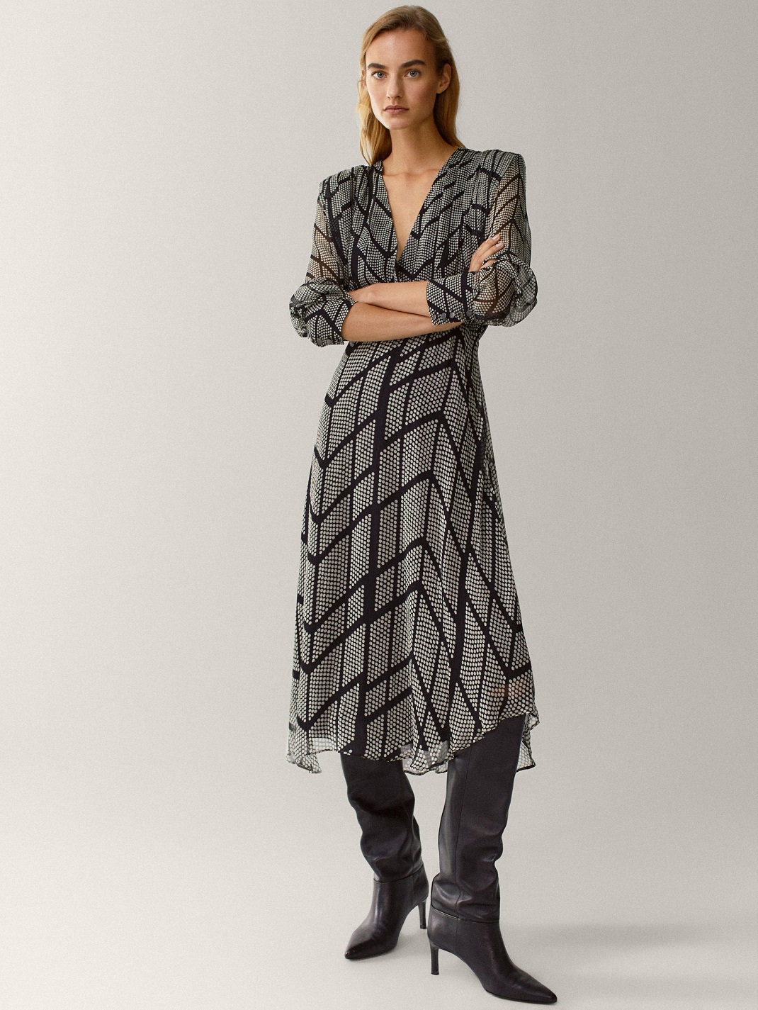 μοντέλο με φόρεμα Massimo Dutti