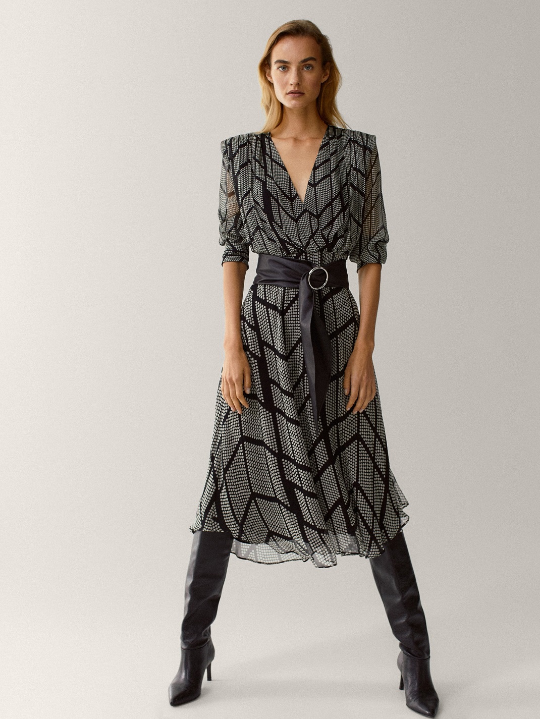 μοντέλο με φόρεμα Massimo Dutti