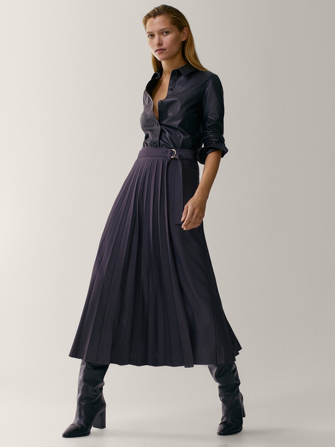 μοντέλο με πλισέ φούστα από τα Massimo Dutti
