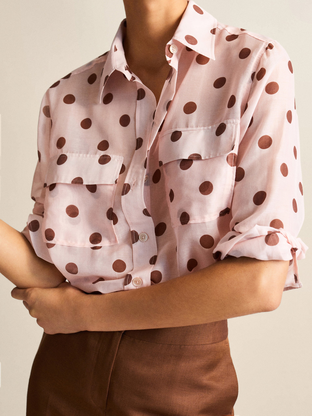 μοντέλο με πουά πουκάμισο Massimo Dutti 